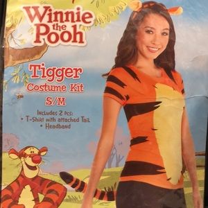 Small tigger costume set like new says S/M IM 5’4” 128 36” bust fits me